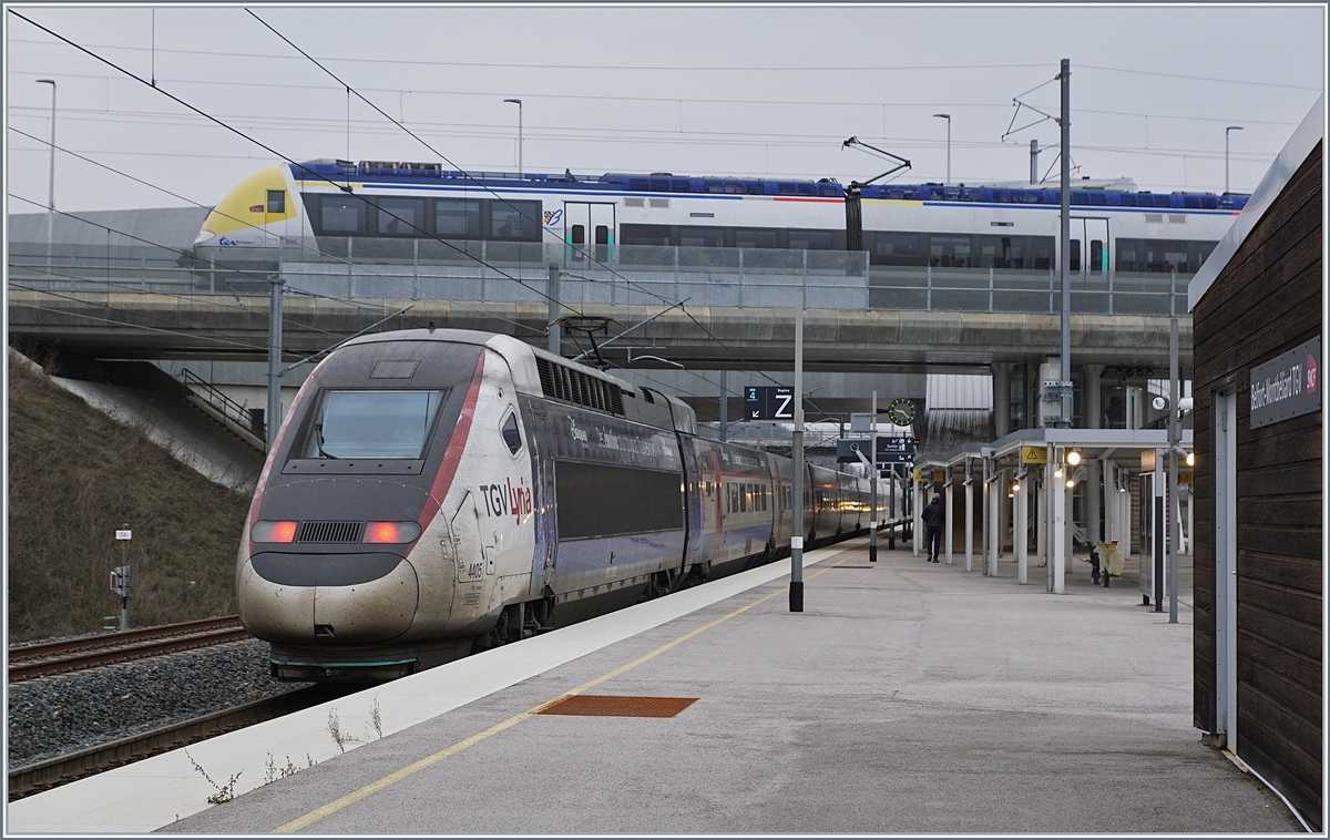 Im oberen Bildteil steht der SNCF Z 27582 im Bahnhof von Meroux (TGV), während im unteren Bildteil der TGV Lyria 9206 den Bahnhof Belfort-Montbeliard TGV verlässt, um planmässig erst wieder an seinem Ziel, in Paris Gare de Lyon anzuhalten.

15. Dez. 2018