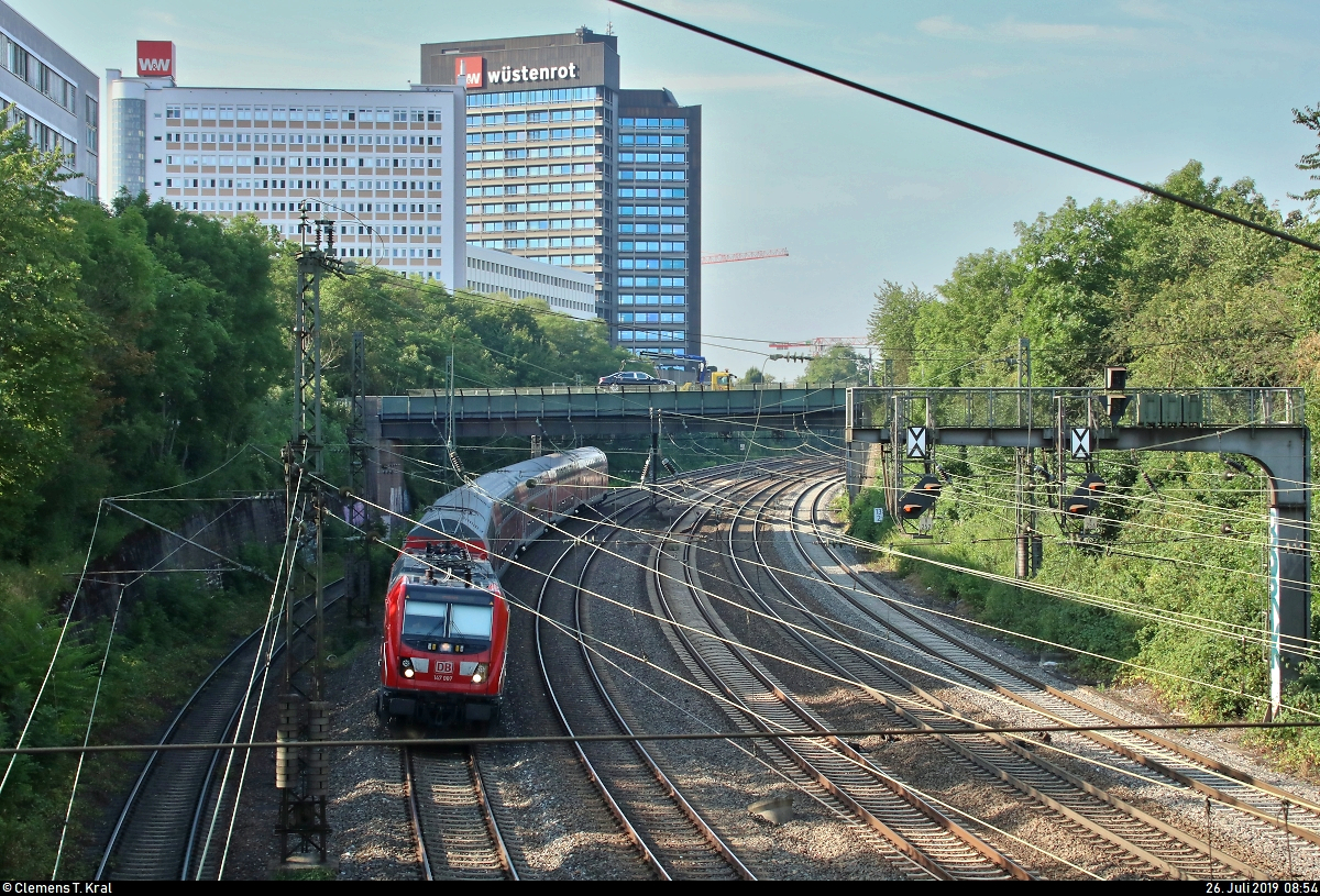 Im Oberleitungs-Wirrwarr erreicht 147 007-9 von DB Regio Baden-Württemberg als RB 19110 von Stuttgart Hbf nach Neckarsulm das südliche Gleisvorfeld des Bahnhofs Ludwigsburg.
Aufgenommen vom  Gießhaus-Steg . Im Hintergrund befindet sich die Konzernzentrale der Wüstenrot Bausparkasse AG.
[26.7.2019 | 8:54 Uhr]