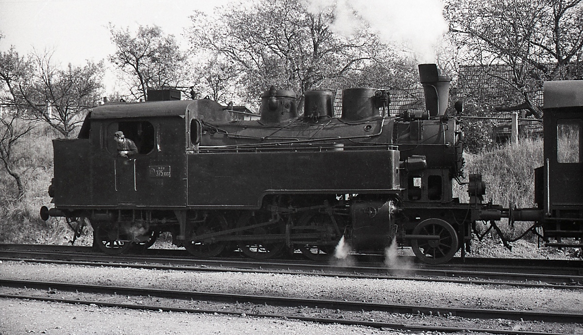 Im Oktober 1978 rangiert 375.2007 der MAV im Bahnhof Diosjenö