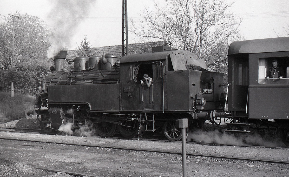 Im Oktober 1978 waren Dampflokomotiven noch auf zahlreichen Nebenbahnstrecken der MAV anzutreffen, hier rangiert 375.1002 im Bahnhof Diosjenö