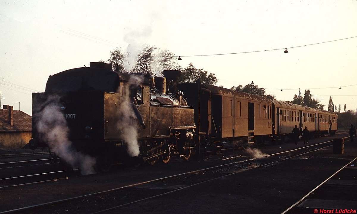 Im Oktober 1978 wartet 375.1007 mit ihrem Personenzug aus Vac im Bahnhof Diosjen auf die Weiterfahrt nach Balassagyarmat