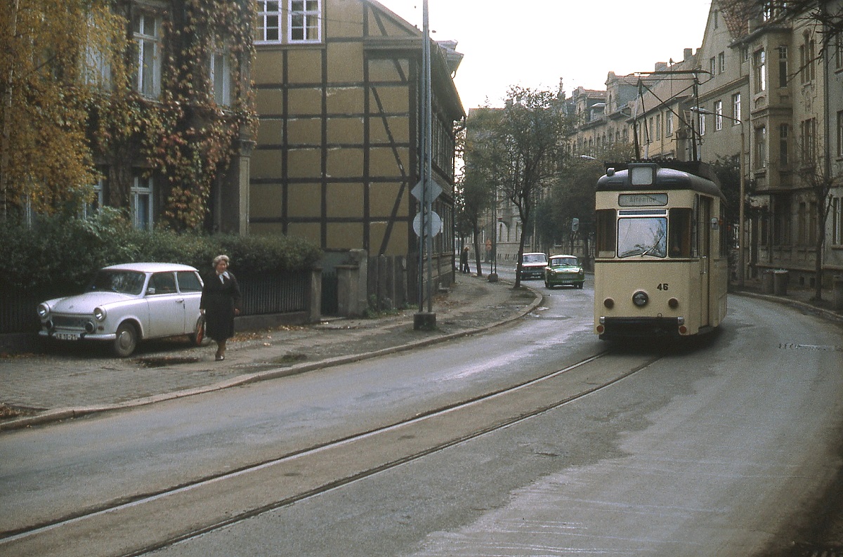 Im Oktober 1980 ist Tw 46 der Straßenbahn Nordhausen Richtung Altentor unterwegs