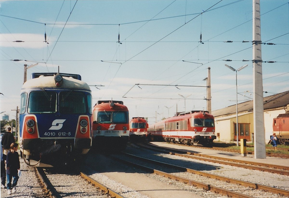 Im Oktober 1999 fand in der Zugförderung Wien Süd ein Tag der offenen Tür statt und es konnten diverse Fahrzeuge der ÖBB Besichtigt werden.
Sowie hier 4010 012, 4010 029, 4010 002 und 4010 020.