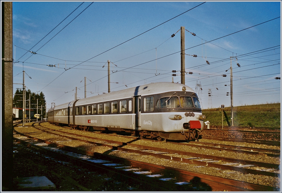 Im Oktober 1999 stand der stolze RAe TEE II noch im Planeinsatz, wenn auch nur noch für kurze Zeit und  nur  noch in der Grauen EC Farbe als TGV Zubringer Bern- Frasne. 

Das Bild entstand in Frasne, als der RA(B)e TEE II in Frasne abgestellt auf die Rückfahrt nach Bern wartet. 

Okt. 1999
