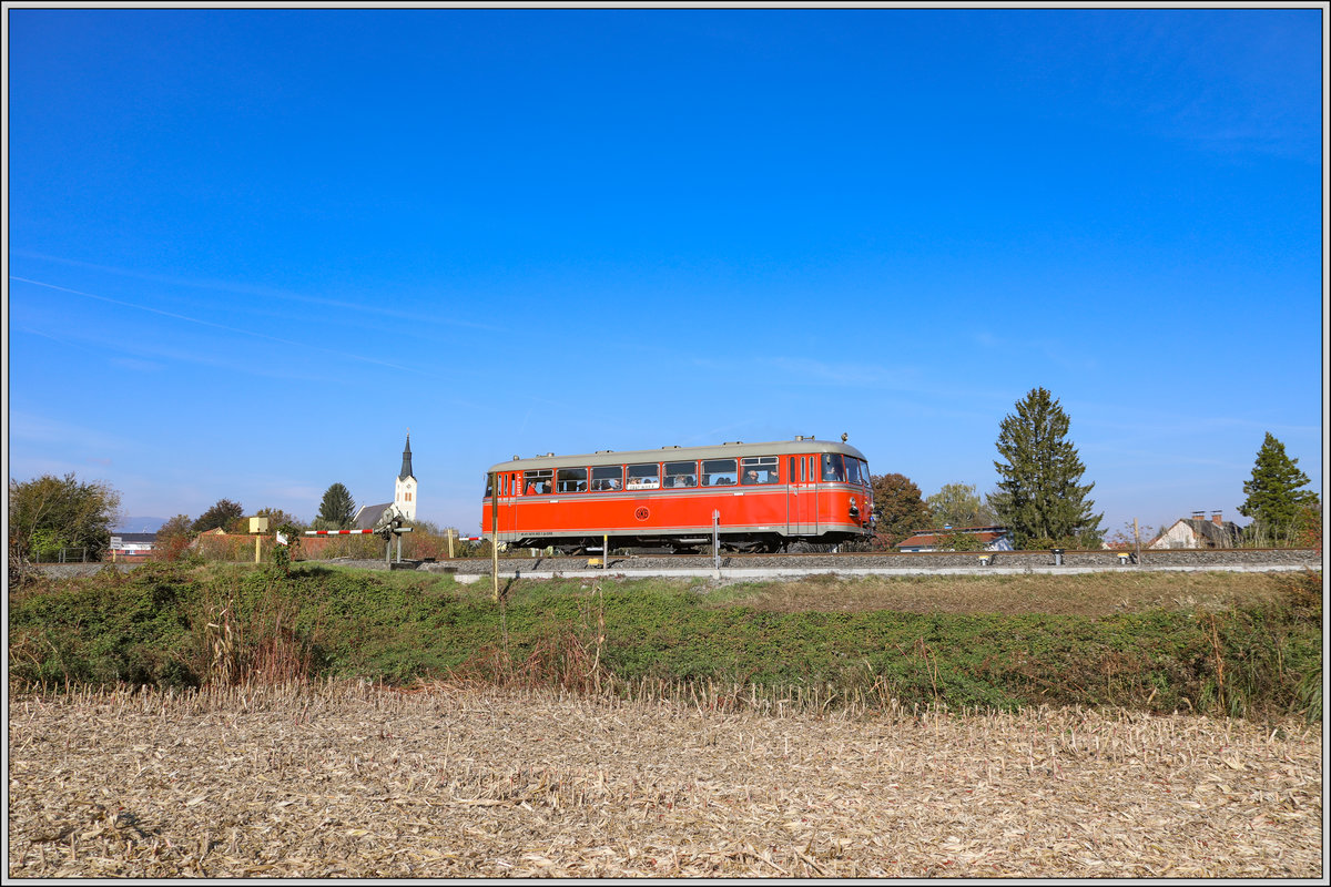 Im Oktober 2018 quietschte der Rote Blitz gen Graz . 
Sperrschranken bei Gr0ß Sankt Florian. 

