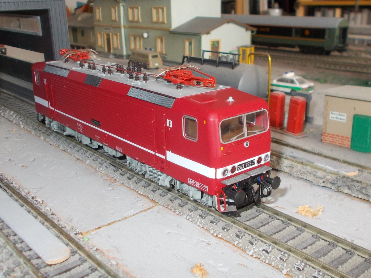 Im Original gab es die 243 793 nicht,trotzdem brachte Roco die Fantasielady in H0 heraus.Am 02.März 2018 stand die Lok in meinem Bw.