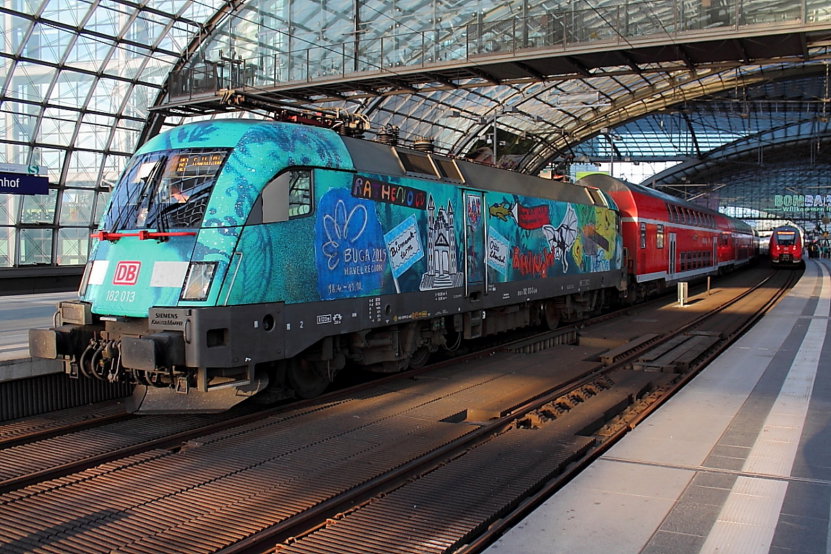 Im Osten geht die Sonne auf.
Die 182 013 -Buga 2015- mit dem RE 18169 von Magdeburg Hbf nach Frankfurt (Oder)am 21.08.2014 in Berlin Hauptbahnhof.