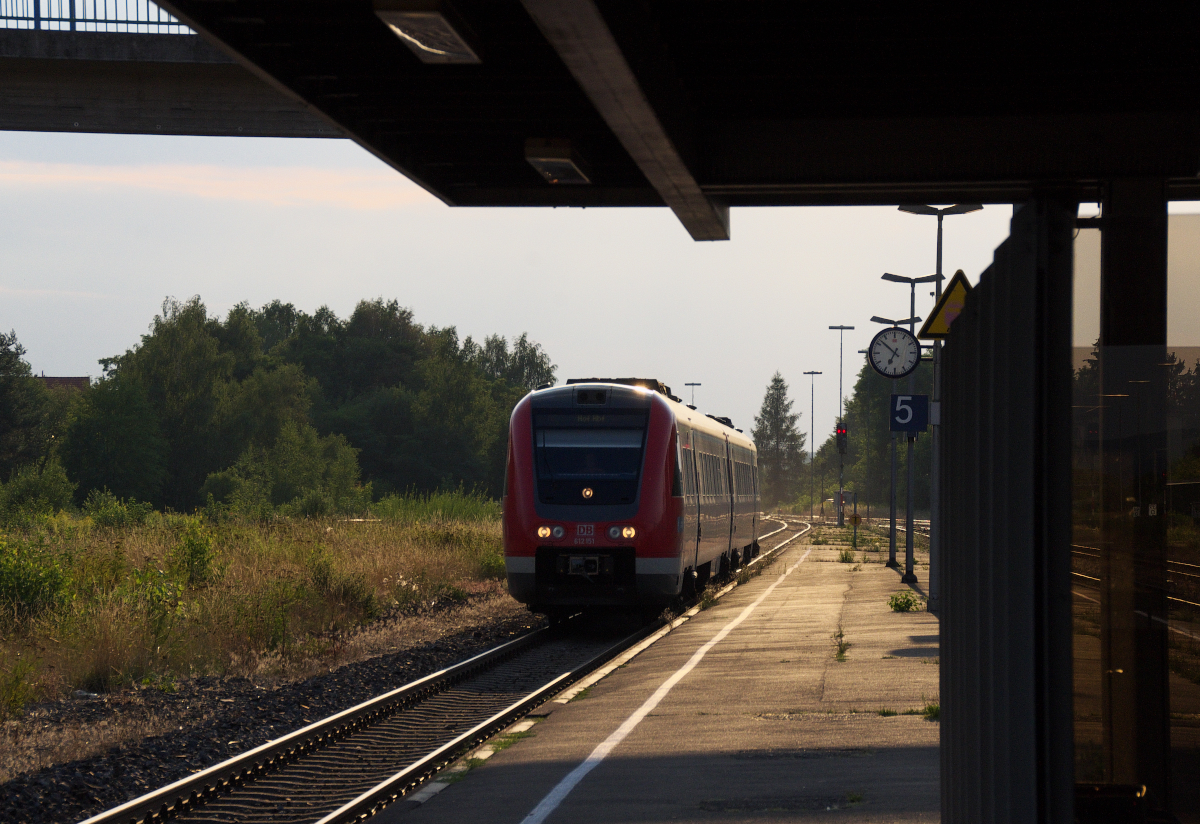 Im Osten geht die Sonne früher unter. Zum Saarland sind es aus dieser Region fast 25 Minuten. Unser Zug der RE aus Nürnberg nach Hof läuft kurz vor 19.00 Uhr mit 10 Minuten Verspätung ein. Wir haben aber in Hof noch 12 Minuten Luft damit wir unseren Anschluss nach Feilitzsch bekommen. Wir befinden uns hier im Bahnknotenpunkt Kirchenlaibach in Oberfranken, ganz nah an der Oberpfalz.In Kirchenlaibach kreuzen sich die Bahnstrecken 5903 Nürnberg - Schirnding Grenze (Cheb) und 5051 Weiden - Neuenmarkt-Wirsberg. 21.08.2015