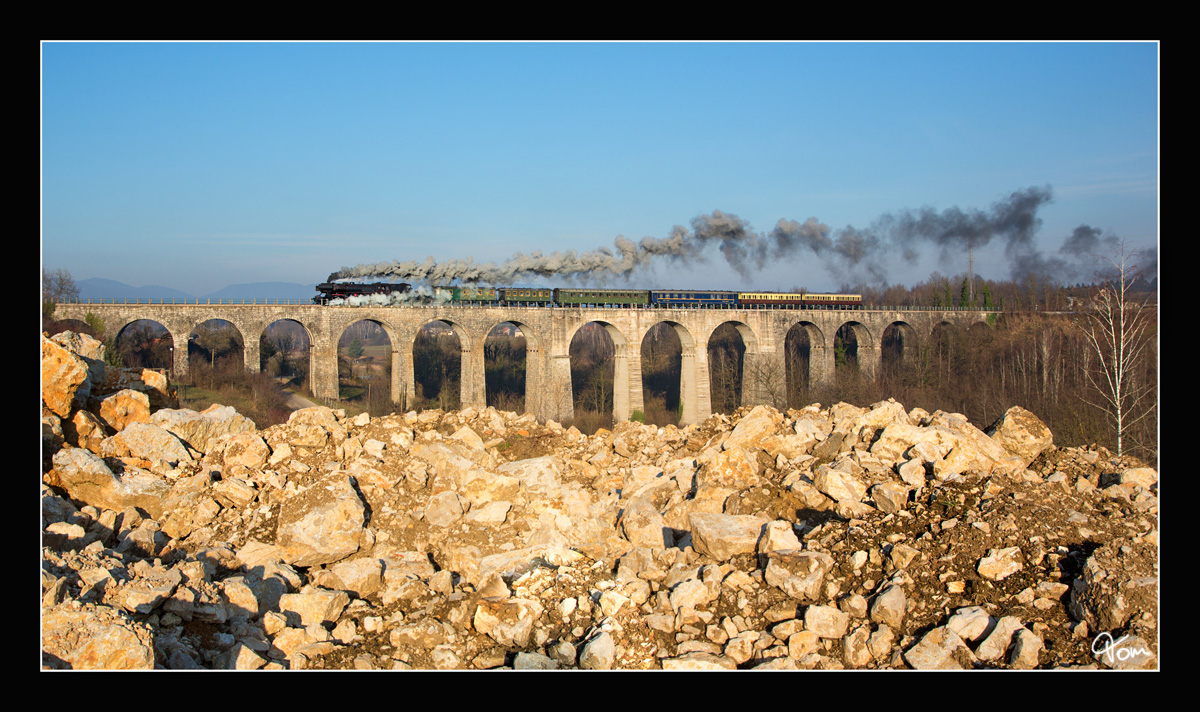 Im perfekten Licht, dampft die SZ 33-037 mit dem Weihnachtszug 15022 von Metlinka nach Novo Mesto, über das wunderschöne Viadukt in Otovec.
17.12.2016