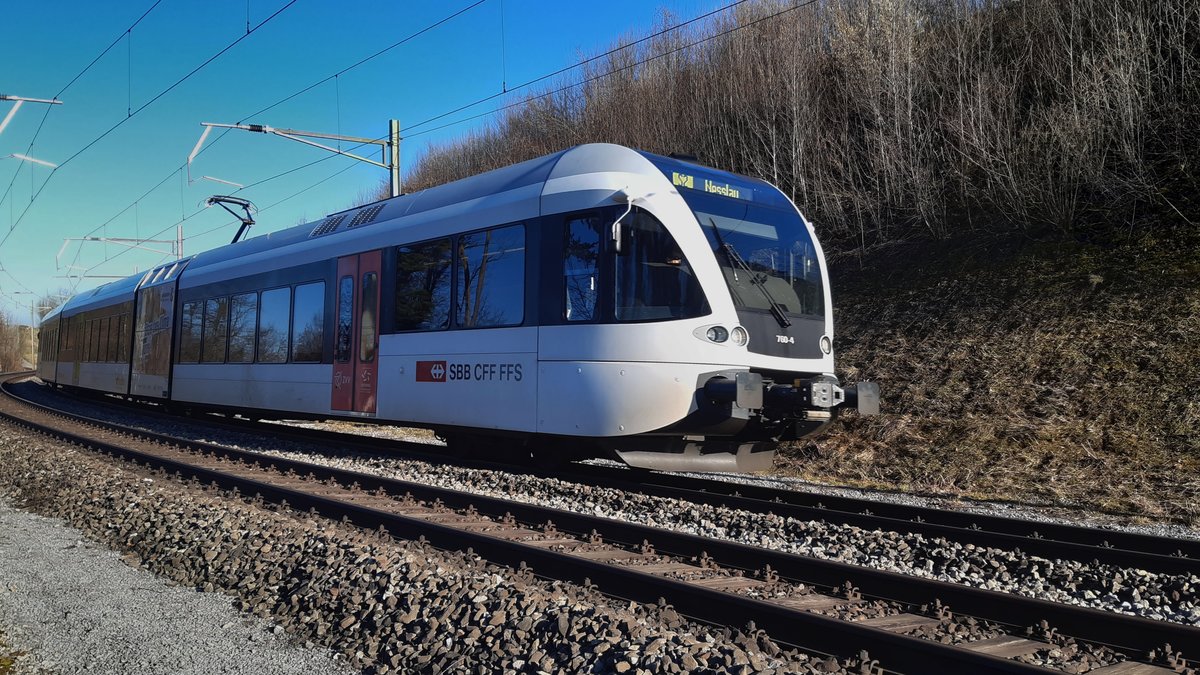 Im perfekten Licht zeigt sich die S 2 nach Nesslau in Form des RABe 526 760, als er von Mörschwil her kommend ins Steinachtobel einfährt.

Handybild vom 21.02.2021 in Mörschwil, Obertobel