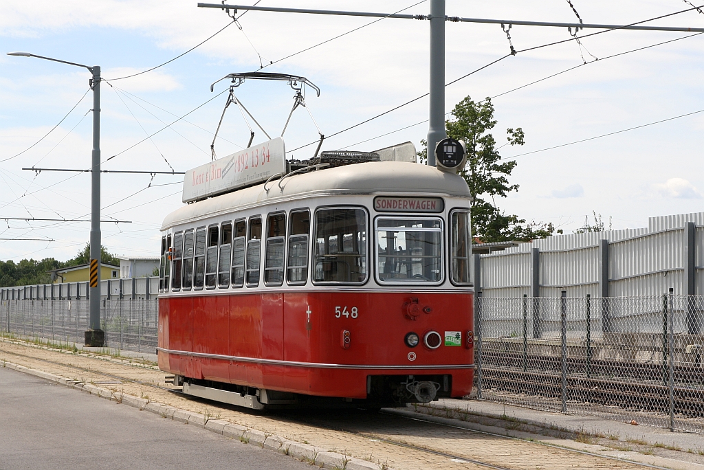 Im Planbetrieb wäre dies eine seltene Ansicht gewesen. Triebwagen L 548 des VEF am 31.Juli 2023 im Sonderfahrteinsatz als Zubringer einer exklusiven Führung in der Hauptwerkstätte der 
Wiener Linien.