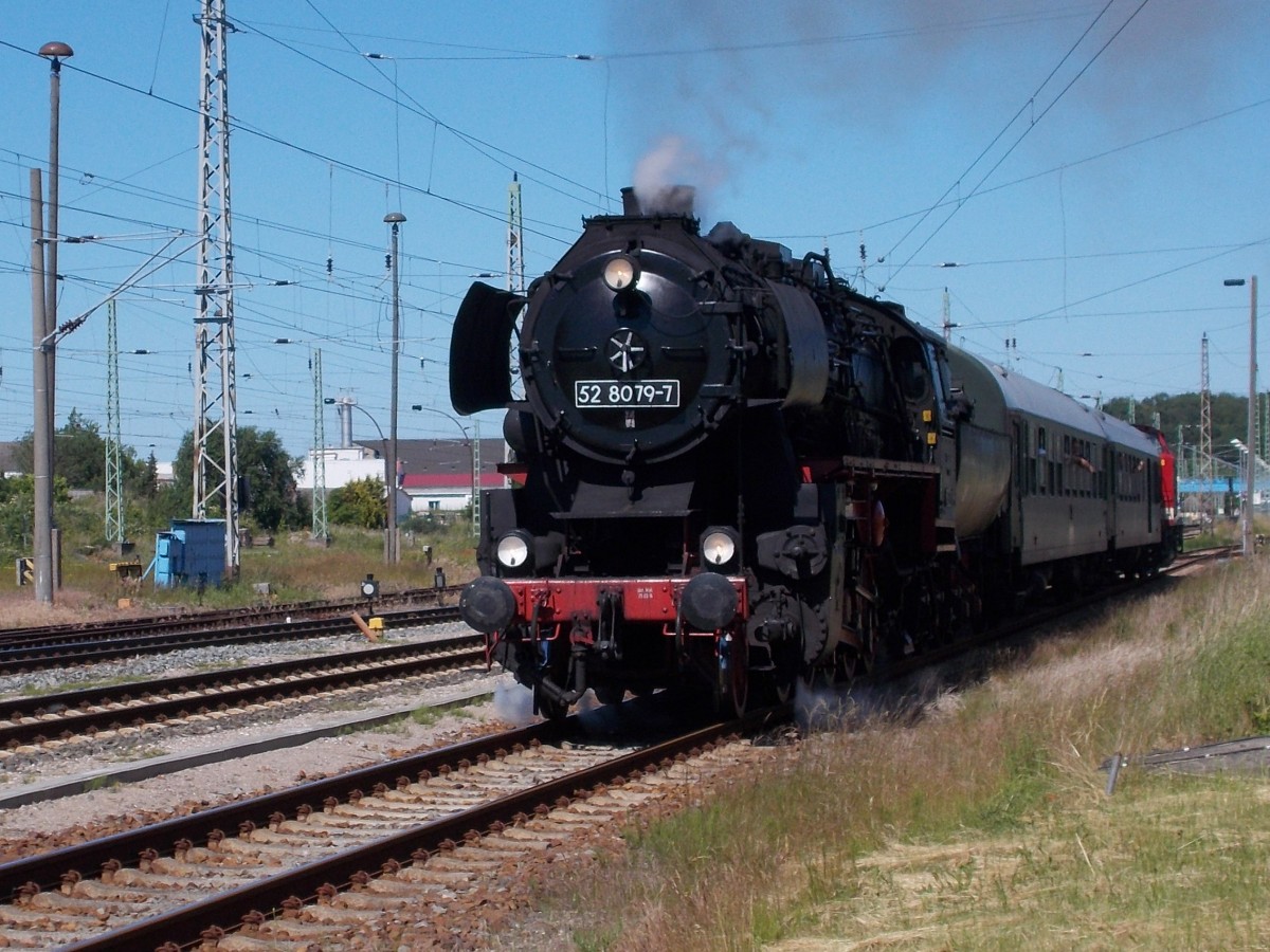 Im planmäßigen Einsatz zwischen Bergen/Rügen und Lauterbach Mole war am 14.und 15.Juni 2014 die 52 8079 die hier am 14.Juni 2014 mit der PRESS 112 565 Bergen/Rügen verließ.