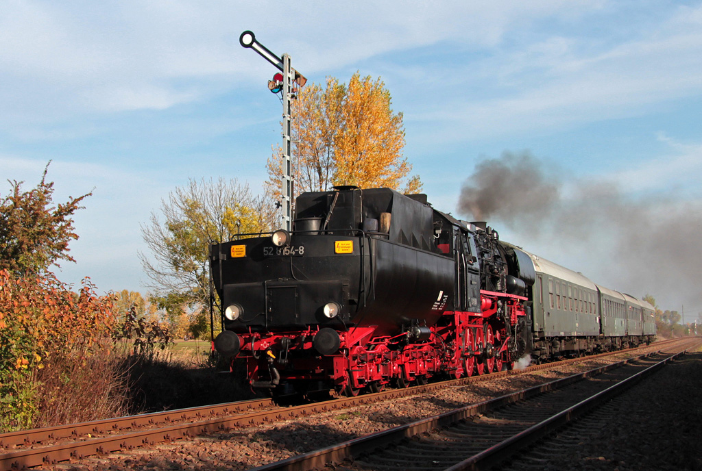 Im Rahmen der 12.Leipziger Eisenbahntage des Eisenbahnmuseums Leipzig wurde am 20.10.2013 wieder mal die sogenannte Sdschleife befahren. Ab Leipzig-Plagwitz ging es zunchst  Wanne voran  bis Zeitz, hier nahe Zauschwitz.