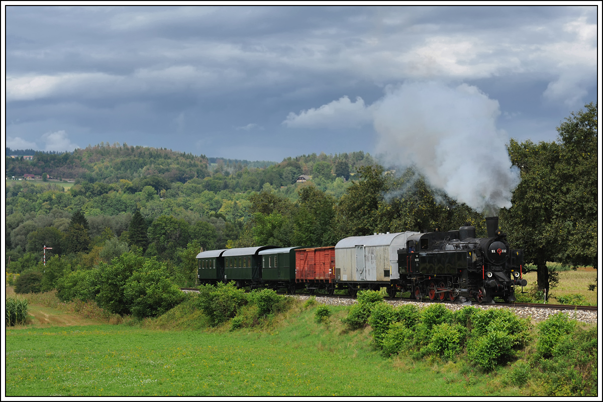 Im Rahmen der „Nostalgie Total 2013“ gab es am Nachmittag des 1.9.2013 extra fr Fotografen ein bestens organisierter Foto GmP von Weizelsdorf nach Ferlach. Die Fotografen hatten dabei die Mglichkeit, den Zug mittels Oldtimercabriobus zu verfolgen. An dieser Stelle eine recht herzliches Dankeschn an die Organisatoren. Die Teleaufnahme zeigt den Zug, welcher mit 93.1332 bespannt war, mit dem ES Weizelsdorf im Hintergrund. 

http://www.nostalgiebahn.at/

