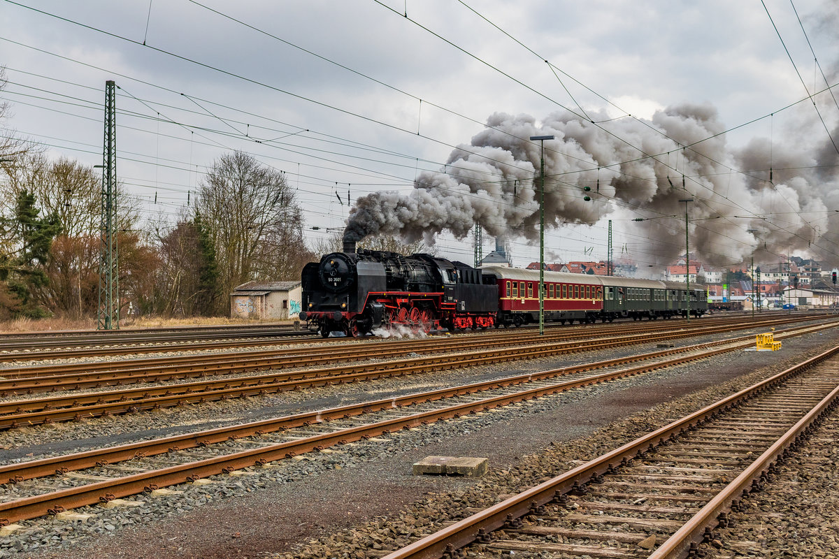 Im Rahmen des Bahnhofsfestes am 24.03.2018 in Treysa, boten die zugeh�rigen Eisenbahnfreunde zwei Pendelfahrten mit der angemieteten Meininger 50 3501 nach Stadtallendorf an. Hier ist die Maschine bei der ersten Fahrt am Vormittag bei der Ausfahrt aus Treysa.