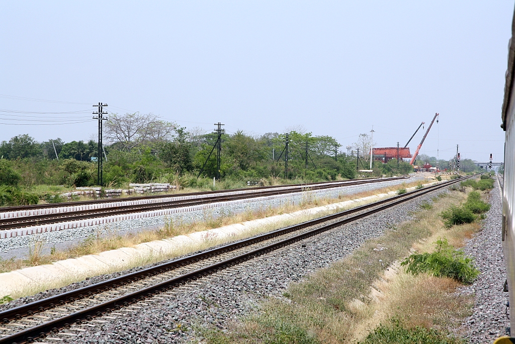 Im Rahmen des derzeitigem Modernisierungs-, Umbau- und Neubauprogramm der SRT wird eine 32 Km lange Umfahrung der Stadt Lop Buri in Hochlage errichtet. Diese Umfahrung beginnt südlich der Ban Pa Wai Station beim Km 125,50. Bild vom 30.März 2023.