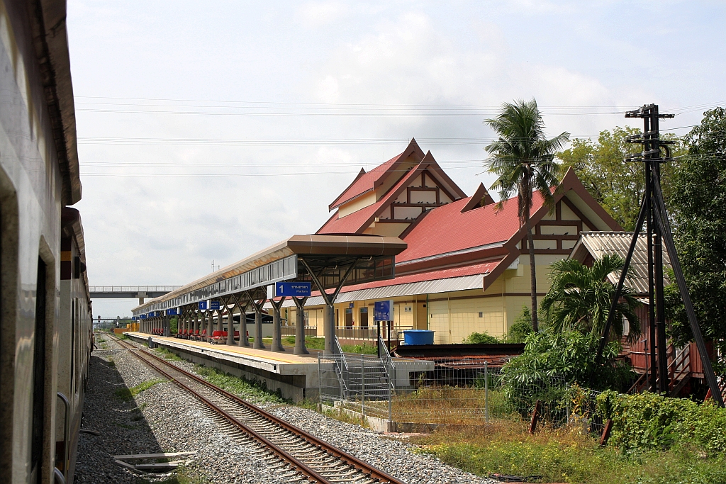 Im Rahmen des derzeitigem Modernisierungs-, Umbau- und Neubauprogramm der SRT wurde der Northern Line Abschnitt Lop Buri - Pak Nam Pho 2 gleisig ausgebaut und die neu errichteten Stations mit hohen Bahnsteigen ausgestattet. - Im Bild vom 29.Mai 2025 die neue Chansen Station.
