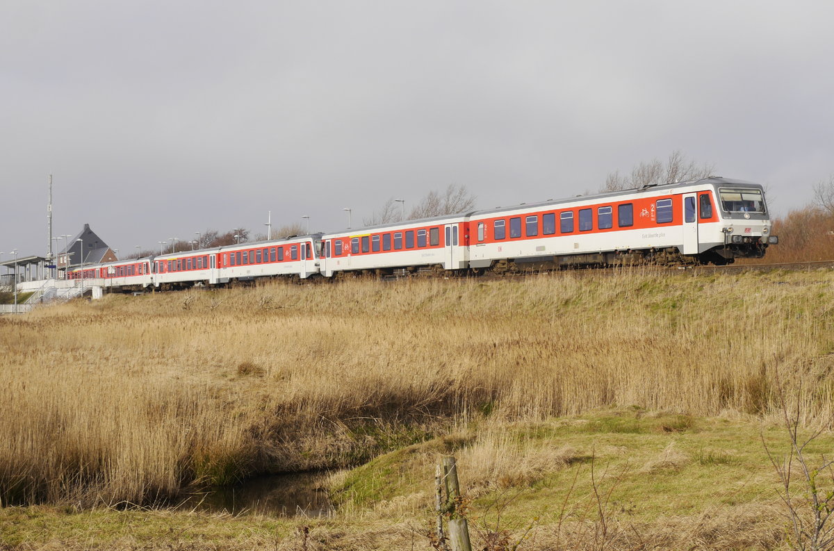Im Rahmen des Ersatzplans für die abgestellten Married-Pair-Garnituren (ex NOB) wird ein Kurzumlauf Westerland - Niebüll (- Bredstedt) von einer 628-Dreifachtraktion im SSP-Design gefahren. Hier verlässt der Zug den Bahnhof Keitum (24.1.17).