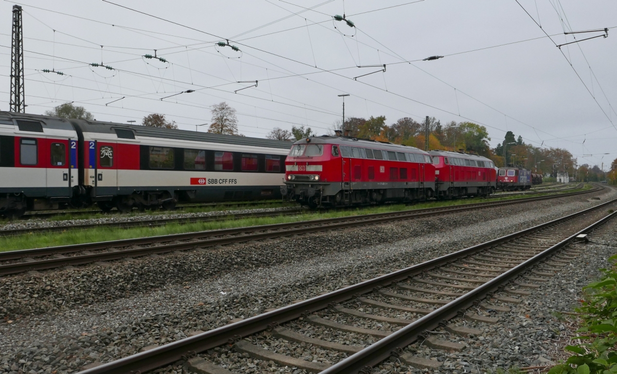 Im Rahmen des Lokwechsels Parallelfahrt von 218 403-4 mit 218 426-5 und 421 392-2, die kurz zuvor von den Wagen des EC 191 abgekuppelt wurde. Lindau-Reutin, 29.10.2016.