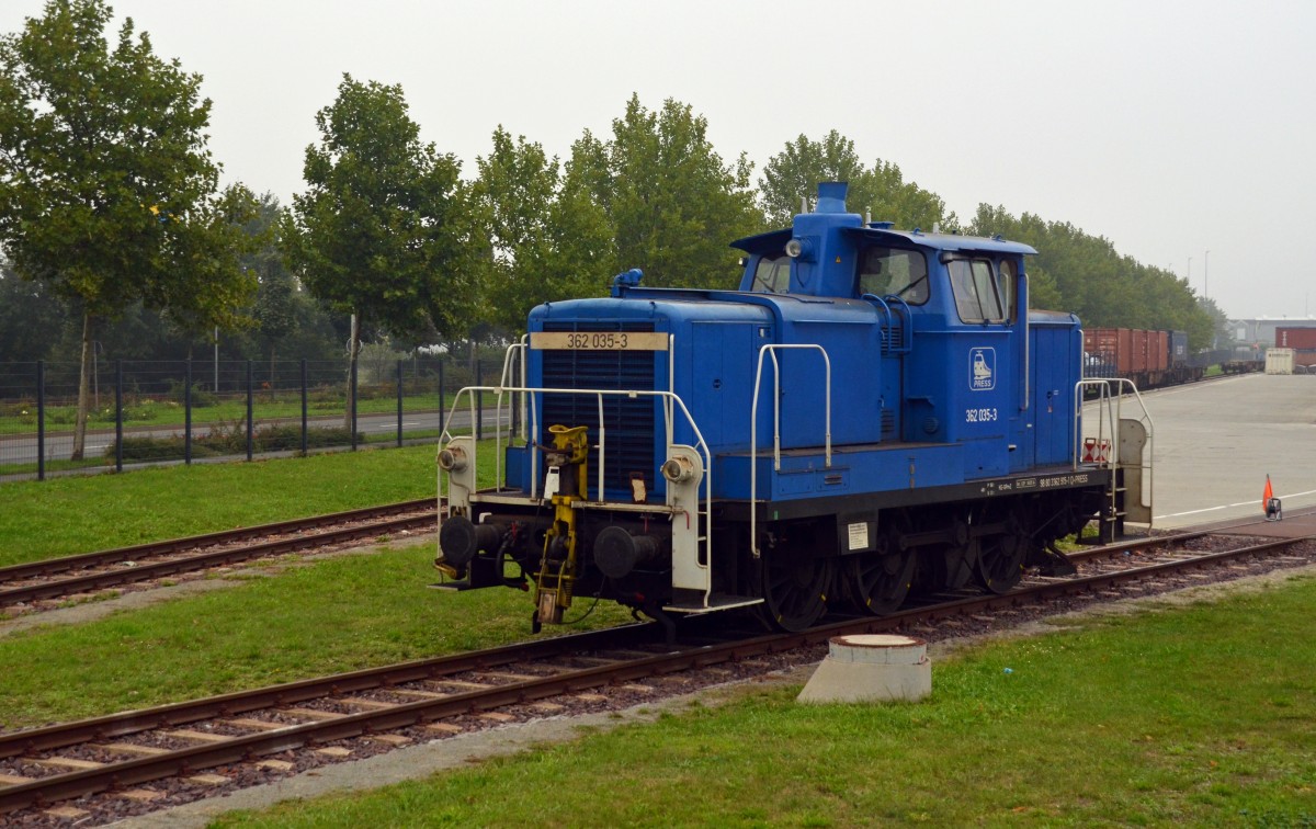 Im Rahmen des Magdeburger Familienfestes fuhren auch Sonderzüge mit wechselnder Bespannung zwischen dem Magdeburger Hafen und Enercon in Rothensee. Am 12.09.15 wartet 362 035 der Press in Rothensee auf neue Aufgaben.  