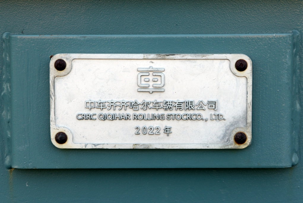 Im Rahmen des Projekts „EV on Train“, einer Zusammenarbeit zwischen der thailändischen Staatsbahn (SRT), dem King Mongkut’s Institute of Technology Lad Krabang (KMITL) und Energy Absolute Plc (EA), wurde ein Prototyp entwickelt. - Gemeinsam mit dem Prototyp wurde auch ein Containertragwagen für die Batterien gebaut und im Jänner 2023 an Energy Absolute Public Company Limited (EA) mitgeliefert. - - Fabriksschild des EA MMR 00001 (CRRC Qiqihar Rolling Stock Co.,Ltd./China, Baujahr 2022) am 30.April 2024.