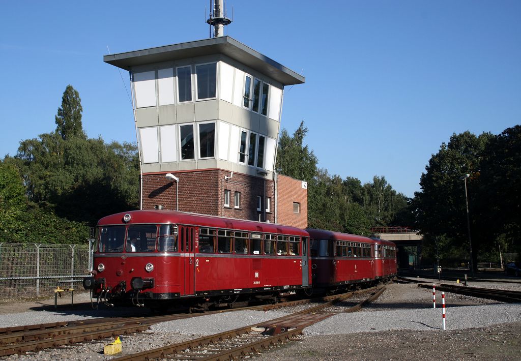Im Rahmen einer DGEG-Sonderfahrt durfte erstmals das Werkbahnnetz der SASOL in Moers befahren. Zum Abschluss wurde ein Fotohalt unter dem Zentralstellwerk der Anlage eingelegt. (28.09.2013, 796 690 mit 996 299 und 796 802)