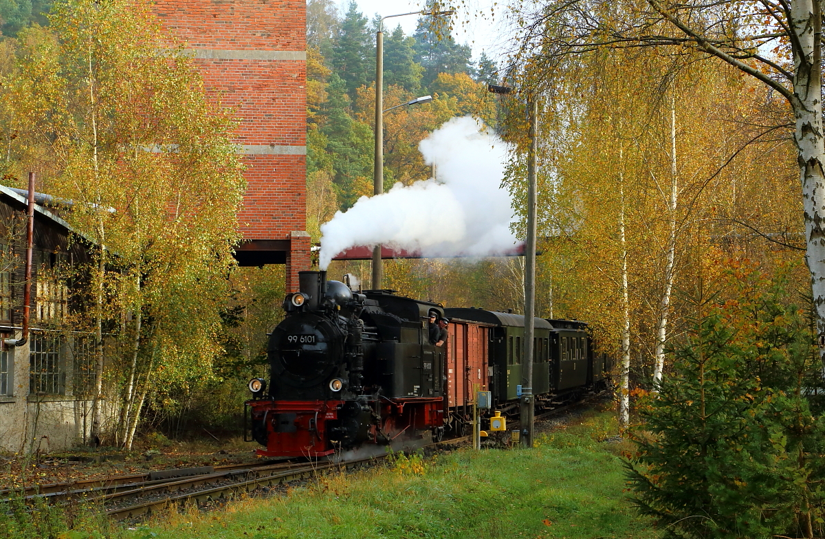 Im Rahmen der Dreitagesveranstaltung  Kleinbahnromantik im Selketal , welche die IG HSB vom 17.-19.10.2014 durchführte, verkehrten mehrere Sonderzüge, welche an einigen Stellen auch Scheinanfahrten für die Film- und Fotogemeinde durchführten. Auf diesem Bild sehen wir 99 6101 am 18.10.2014 mit Sonderzug Quedlinburg-Hasselfelde bei einer Scheineinfahrt in den Haltepunkt Silberhütte (Anhalt).