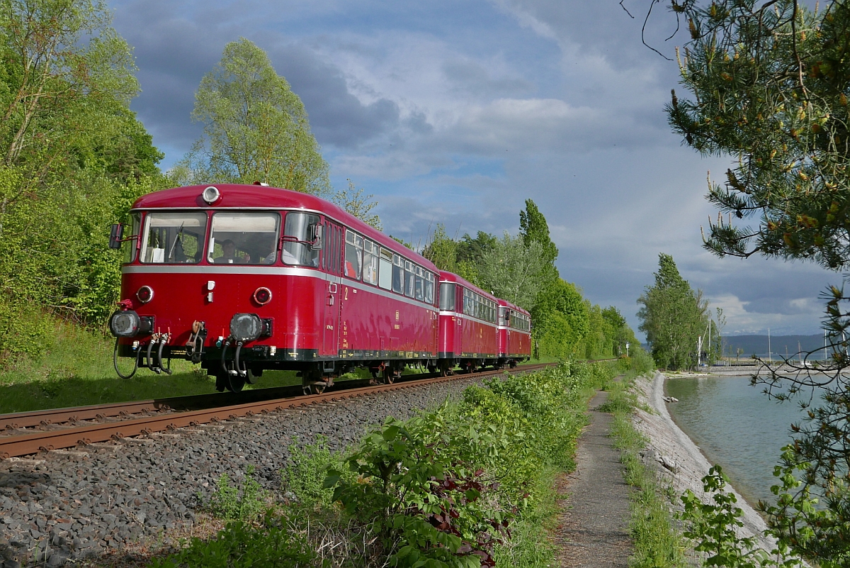 Im Rahmen eines Aktionstages von drei Verkehrsverbnden zwischen Iller, Donau, Alb und Bodensee war am 14.05.2017 auch ein mit Schienenbussen gebildeter Sonderzug unterwegs. Auf seiner 11 stndigen „Rund“-Fahrt von Ravensburg ber Ulm, Sigmaringen, Tuttlingen, Singen, Friedrichshafen nach Aulendorf befinden sich 798 652, 998 069 und 998 896 kurz vor dem Bahnhof von berlingen Therme.