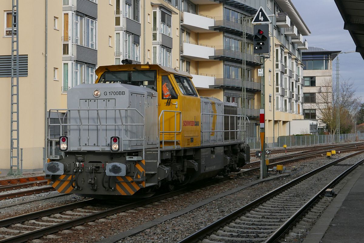 Im Rahmen von Gleisbauarbeiten zwischen Friedrichshafen und Kressbronn war auch 277 031-1 der Schweerbau GmbH im Einsatz. Am 09.03.2018 befindet sich die G 1700 BB von Vossloh auf Rangierfahrt im Bahnhof von Friedrichshafen.