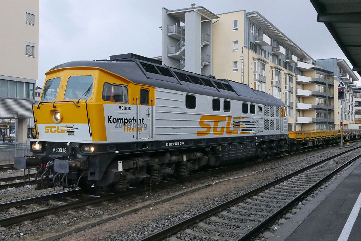 Im Rahmen von Gleisbauarbeiten zwischen Friedrichshafen und Kressbronn war auch 232 446-5 der SGL im Einsatz. Am 09.03.2018 befindet sich die V300.18 mit einem Flachwagenzug auf Rangierfahrt im Bahnhof von Friedrichshafen.