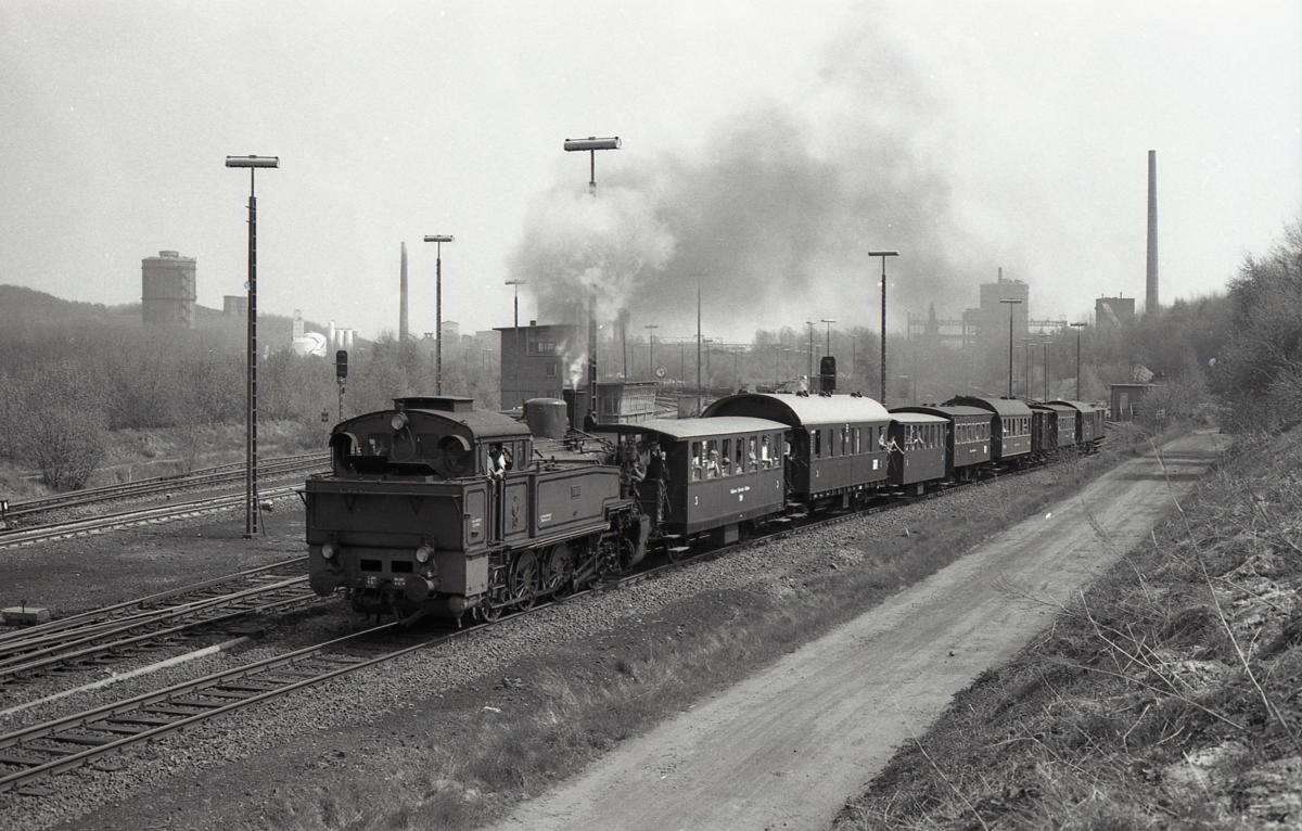 Im Rahmen der Jubiläumsfeiern in Hasbergen 1125 Jahre fanden auch Dampfzugfahrten zwischen Hasbergen und Georgsmarienhütte statt. Dazu war eigens eine Zuggarnitur aus Minden angereist. Am 4.5.1986 verlässt Lok  STETTIN  hier gerade Georgsmarienhütte in Richtung Hasbergen.