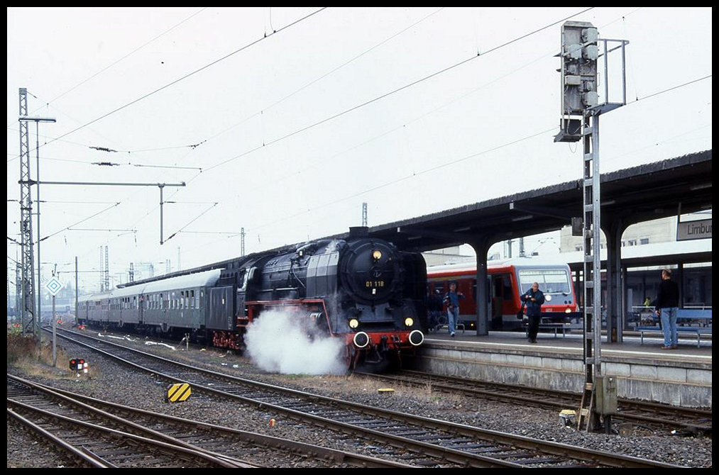 Im Rahmen der Plandampftage fährt hier 01118 mit dem RB nach Gießen am 3.10.2002 um 9.20 Uhr in Limburg ein.