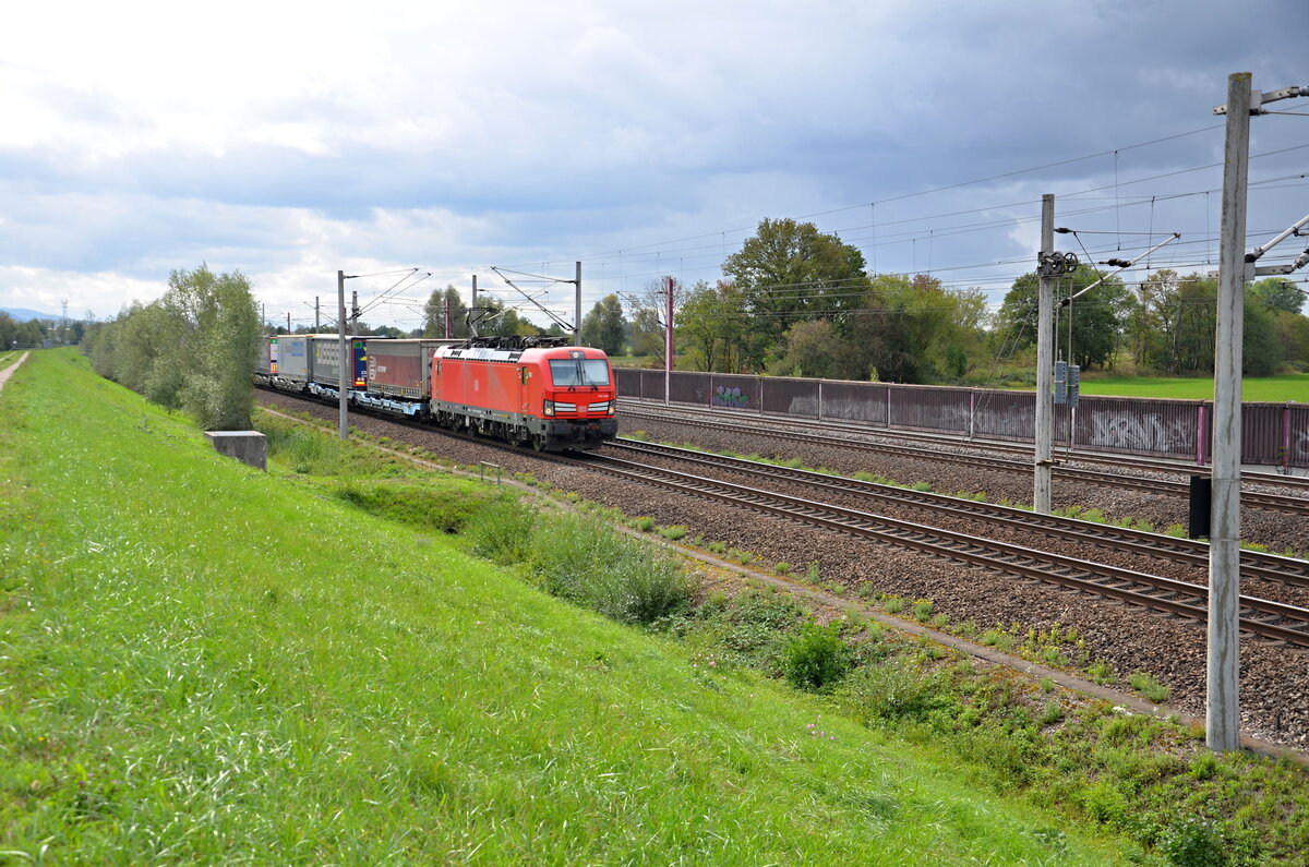Im Rahmen einer Privaten Reise hatte ich dieses Wochenende Gelegenheit an der Rheintalbahn ein paar Fotos zu schießen. DB Cargo 193 345 fährt mit ihrem KLV Zug in Richtung Norden. 
Aufgenommen am 17.09.2022