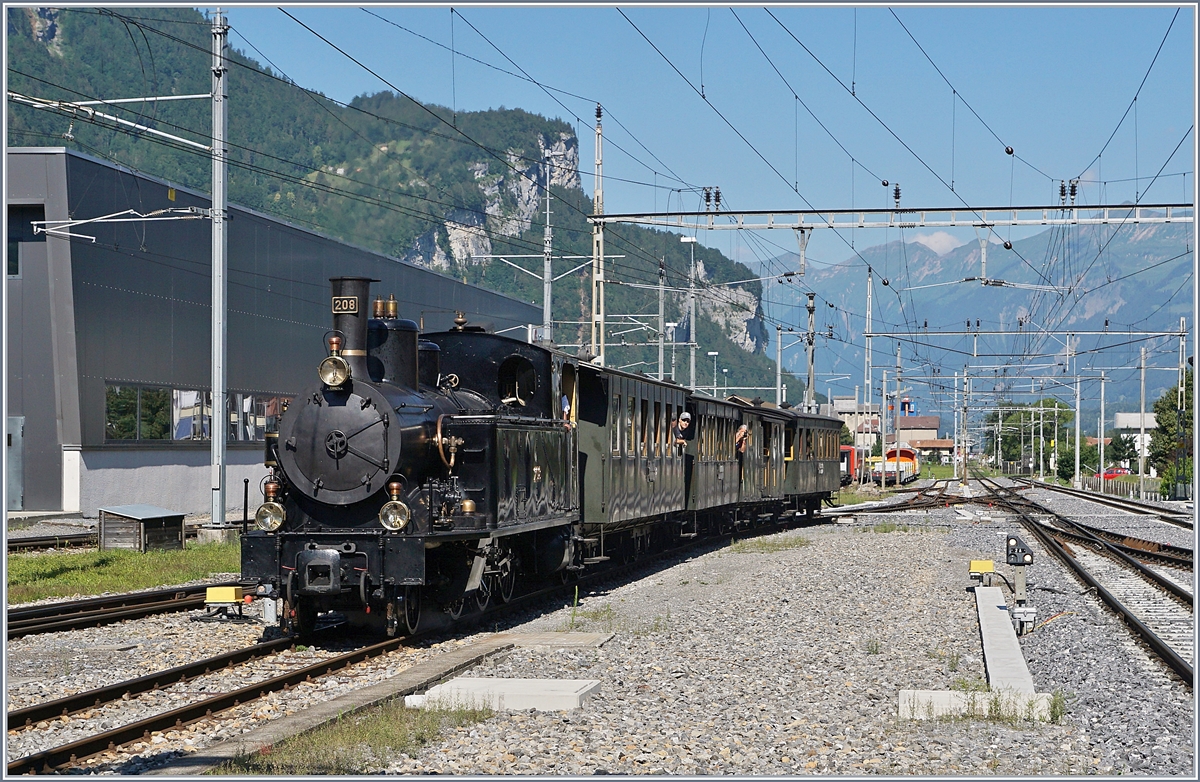 Im Rahmen der Schweizer Dampftage Brienz 2018 erreicht die SBB (Brünig) G 3/4 208 von 1913 den Bahnhof Meiringen.
30. Juni 2018