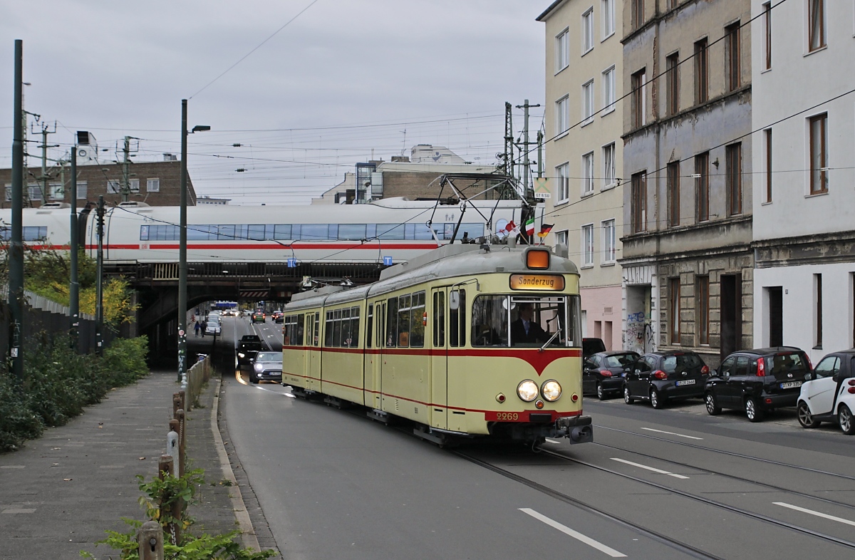 Im Rahmen seiner kleinen Stadtrundfahrt zur Jubliäumsaussteilung  125 Jahre Rheinbahn  im denkmalgeschützten Betirebshof  Am Steinberg  befährt der Rheinbahn-K66 2269 am 06.11.2021 die nicht im Liniendienst befahrene Betriebsstrecke durch die Erkrather Straße
