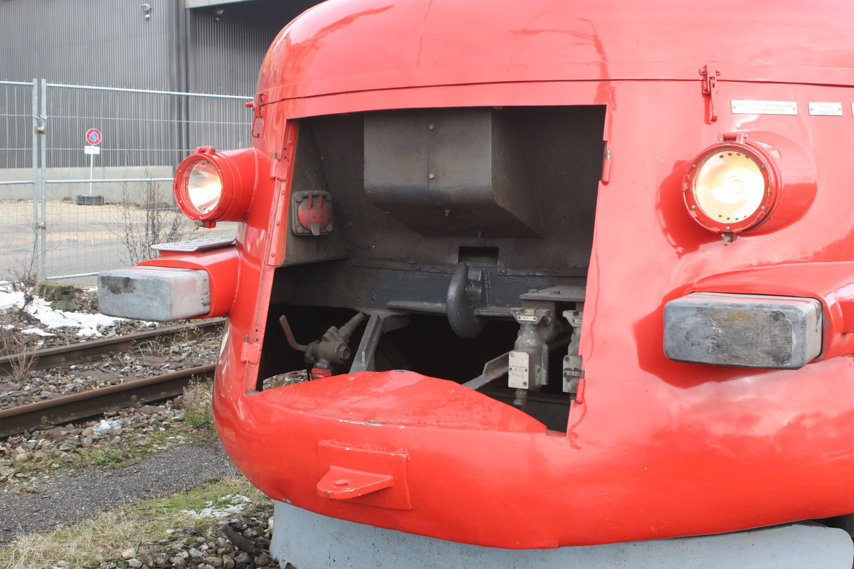 Im Rahmen seines Herzenswunsches, der durch die Stiftung Sternschnuppe erfüllt wurde, durfte Luka eine Führerstandsmitfahrt mit dem Triebwagen RAe 4/8 1021, dem legendären  Churchill Pfeil , absolvieren. Die Fahrt führte von Zürich HB zum Industriewerk Biel, wo der Rote Pfeil die nächsten drei Monate revidiert wird.
In Absprache mit dem Bahnpersonal durfte ich mich auf den Gleisen für einige Aussenaufnahmen bewegen. Besten Dank für die Erlaubnis!

Detailansicht ins Innere des Triebwagens, wo die Luftschläuche und der Abschlepphaken verstaut sind.

Biel RB, 18.12.2018