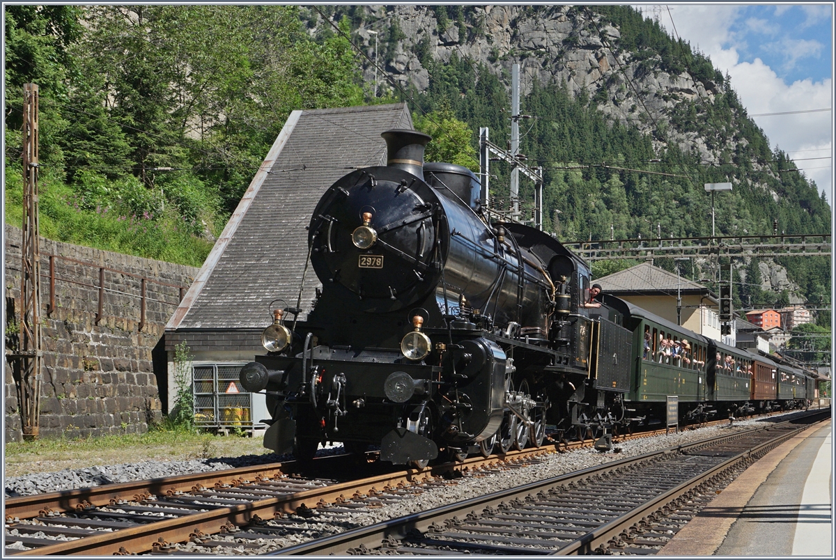 Im Rahmen einer Sendereihe von DRS Aktuell organisierte das Schweizer Fernsehn SRF eine Dampfzugfahrt von Erstfeld nach Biasca. Obwohl ich bisher alle Anlässe dieser Art aus verschieden Grünen vermäht habe, nutzte ich dieses Mal die Gelegenheit und fuhr hin um festzustellen, dass solche Anlässe nicht so mein Ding sind; aber doch sehr zufreiden, die mächtige, schöne und nun schon hundert jährige C 5/6 2978 gesehen, gehört und gerochen zu haben. 
Und natürlich habe ich auch fotografiert: das Bild zeigt die C 5/6 2978 beim zurücksetzen zum Wasserkran, um nach der schweren Bergfahrt für die Weiterfahrt gerüstet zu sein. Interessanterweise wurden diese für den Gotthard gebauten Lokomotiven nach kurzer Zeit schon von elektrischen Loks verdrängt, der alte Fahrleitungsmast ganz links im Bild, könnte wohl dazu so manche Geschichte erzählen.
28. Juli 2016
