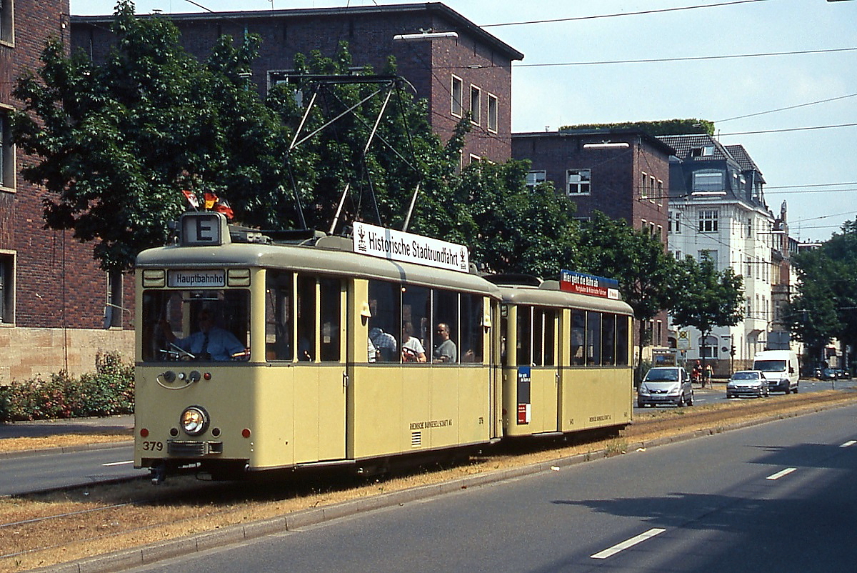 Im Rahmen einer Sonderfahrt befährt der Aufbau-Triebwagen 379 im Sommer 2009 die Schleife am Polizeipräsidium, auch dieses Fahrzeug wird morgen beim Bürgerfest anläßlich der Inbetriebnahme der Ost-West-U-Bahn eingesetzt