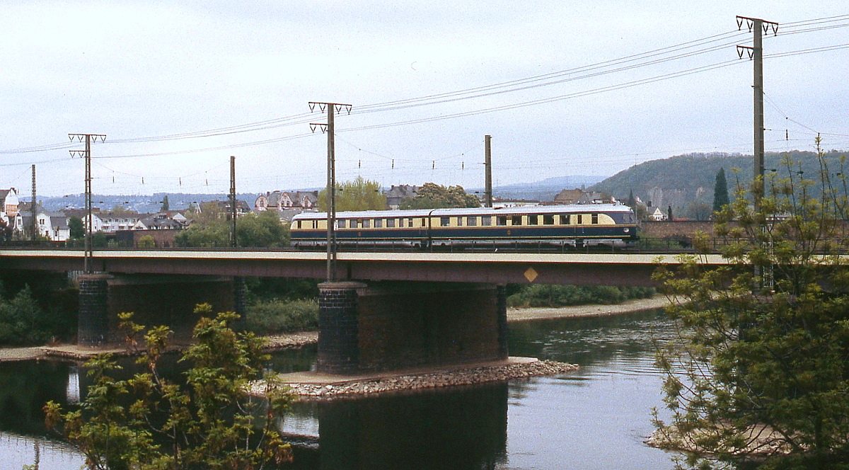 Im Rahmen einer Sonderfahrt überquert der SVT 137 225 im Sommer 1996 die Moselbrücke in Koblenz