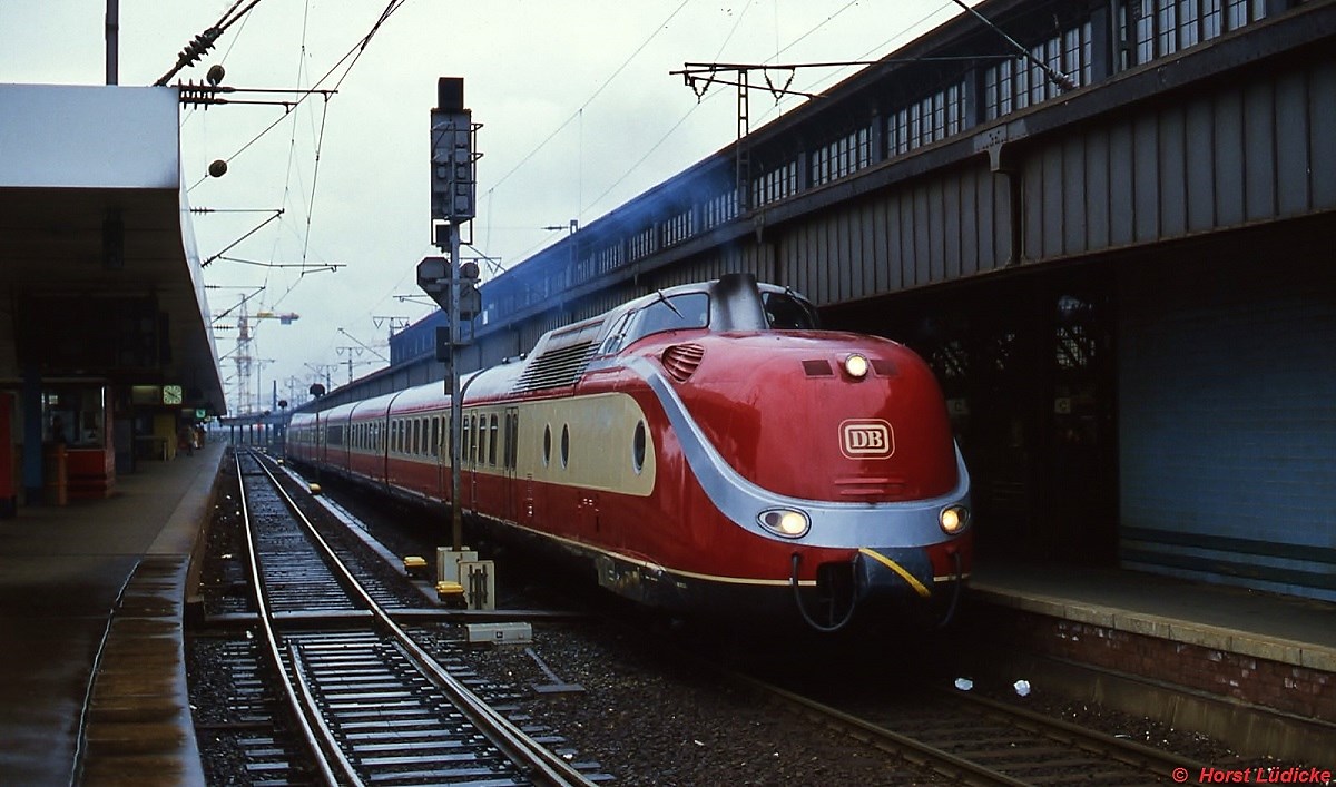 Im Rahmen einer Sonderfahrt verlt ein 601 Mitte der 1980er Jahre den Klner Hauptbahnhof