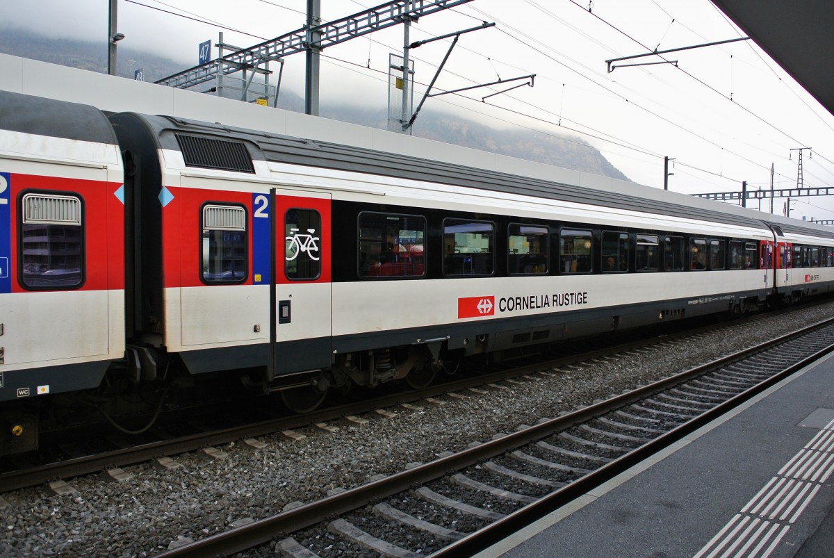 Im Rahmen der unterwegs zuhause-Kampagne der SBB wurden bei drei Wagen des Typs EWIV der SBB Schriftzug vorbergehend durch den Namen eines Kunden getauscht. Der B EWIV 50 85 21-75 078-8 heisst zur Zeit; Cornelia Rustige. Der Wagen ist zurzeit im Rhonetal im Einsatz, Visp, 06.12.2014.