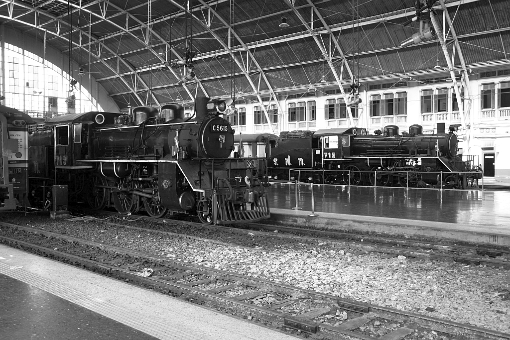 Im Rahmen der Veranstaltungsreihe „Unfolding Bangkok“ wird vom 18. bis 26.März 2023 in der Hua Lamphong Station der 126. Geburtstag der Eisenbahn in Thailand gefeiert. Neben spektakulärer Lichtershow und Musikdarbietungen sind unter anderem die SRT 713 (ex JNR C56.15, 1'C-h2, Hitachi, Bauj. 1935, Fab.Nr. 628) und 715 (ex JNR C56.17, 1'C-h2, Nippon Sharyo, Bauj. 1935, Fab.Nr. 374) ausgestellt. Bild vom 20.März 2023.