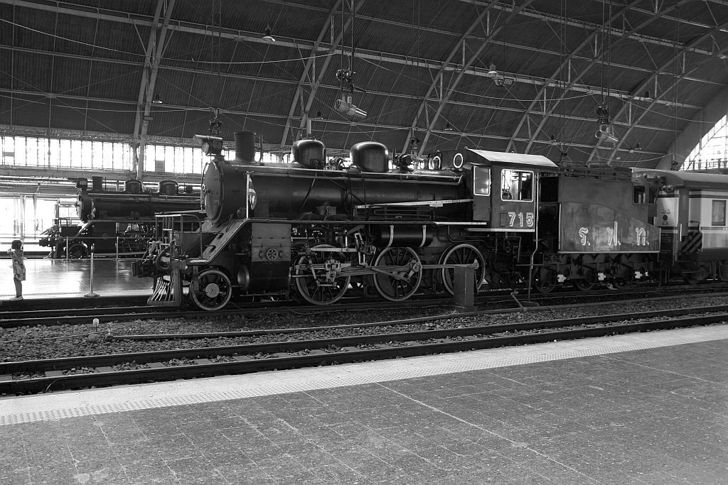 Im Rahmen der Veranstaltungsreihe „Unfolding Bangkok“ wird vom 18. bis 26.März 2023 in der Hua Lamphong Station der 126. Geburtstag der Eisenbahn in Thailand gefeiert. Neben spektakulärer Lichtershow und Musikdarbietungen sind unter anderem die SRT 713 (ex JNR C56.15, 1'C-h2, Hitachi, Bauj. 1935, Fab.Nr. 628) und 715 (ex JNR C56.17, 1'C-h2, Nippon Sharyo, Bauj. 1935, Fab.Nr. 374) ausgestellt. Bild vom 20.März 2023.