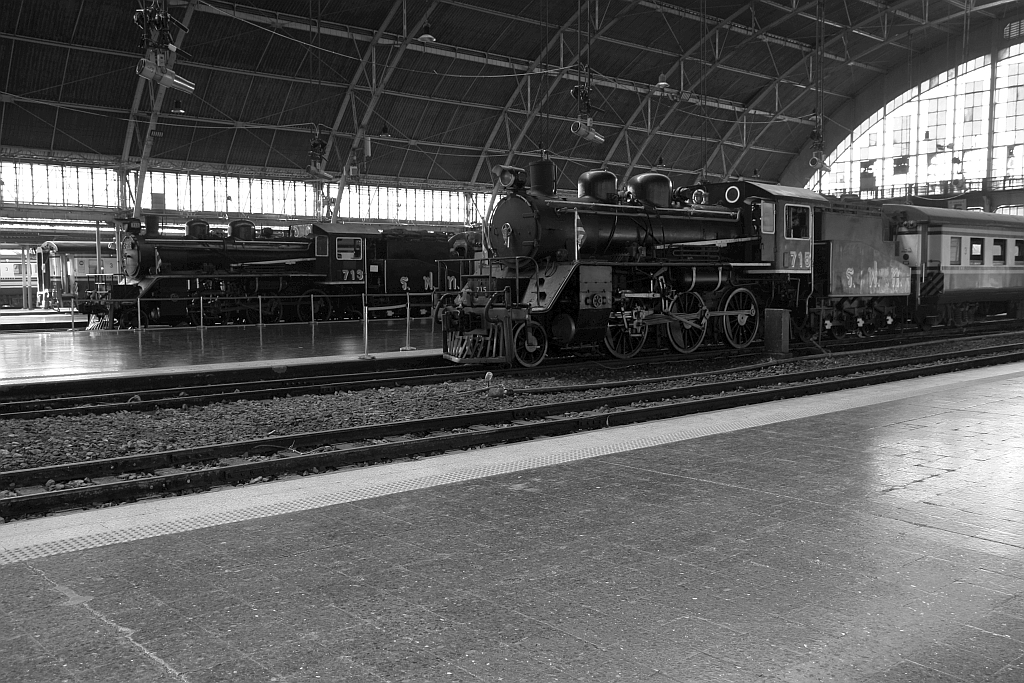 Im Rahmen der Veranstaltungsreihe „Unfolding Bangkok“ wird vom 18. bis 26.März 2023 in der Hua Lamphong Station der 126. Geburtstag der Eisenbahn in Thailand gefeiert. Neben spektakulärer Lichtershow und Musikdarbietungen sind unter anderem die SRT 713 (ex JNR C56.15, 1'C-h2, Hitachi, Bauj. 1935, Fab.Nr. 628) und 715 (ex JNR C56.17, 1'C-h2, Nippon Sharyo, Bauj. 1935, Fab.Nr. 374) ausgestellt. Bild vom 20.März 2023.