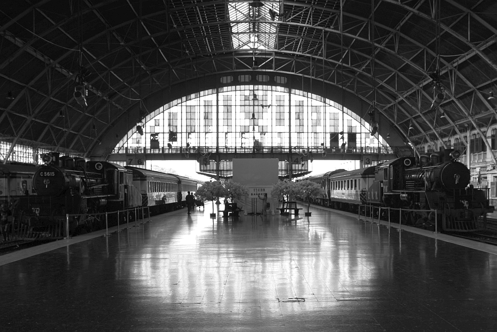 Im Rahmen der Veranstaltungsreihe „Unfolding Bangkok“ wird vom 18. bis 26.März 2023 in der Hua Lamphong Station der 126. Geburtstag der Eisenbahn in Thailand gefeiert. Neben spektakulärer Lichtershow und Musikdarbietungen sind unter anderem die SRT 713 (ex JNR C56.15, 1'C-h2, Hitachi, Bauj. 1935, Fab.Nr. 628) und 715 (ex JNR C56.17, 1'C-h2, Nippon Sharyo, Bauj. 1935, Fab.Nr. 374) ausgestellt. Bild vom 20.März 2023.