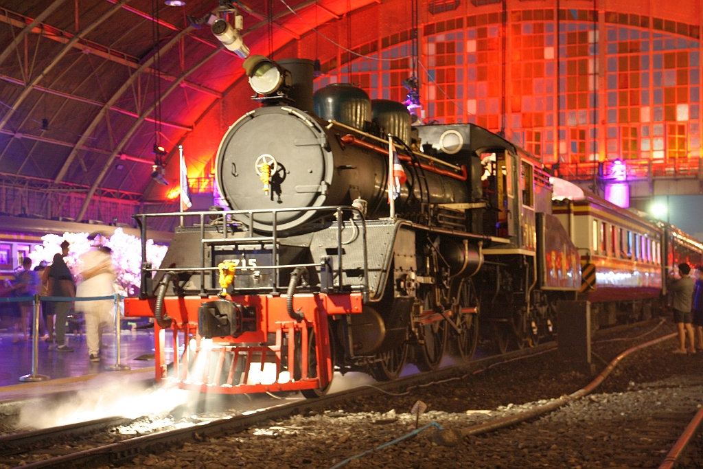 Im Rahmen der Veranstaltungsreihe „Unfolding Bangkok“ wird vom 18. bis 26.März 2023 in der Hua Lamphong Station der 126. Geburtstag der Eisenbahn in Thailand gefeiert. Neben spektakulärer Lichtershow und Musikdarbietungen sind unter anderem die SRT 713 (ex JNR C56.15, 1'C-h2, Hitachi, Bauj. 1935, Fab.Nr. 628) und 715 (ex JNR C56.17, 1'C-h2, Nippon Sharyo, Bauj. 1935, Fab.Nr. 374) ausgestellt. Bild vom 20.März 2023.