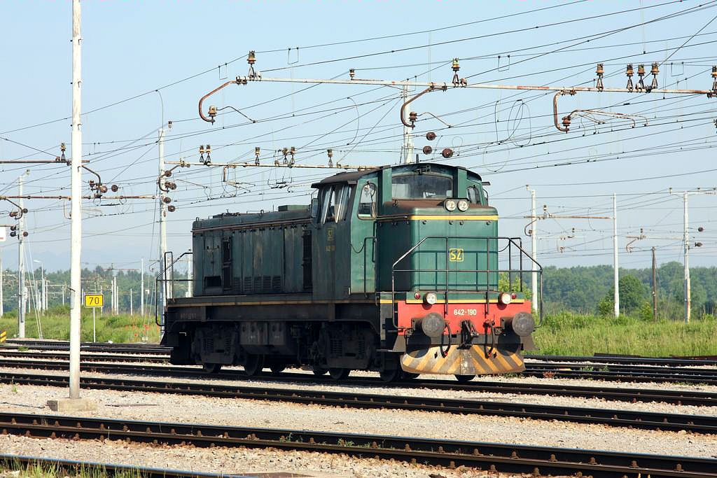 Im Rangierbahnhof bei Zalog ist am 24.5.2011 die Sz Diesellok 642-190 im Einsatz.