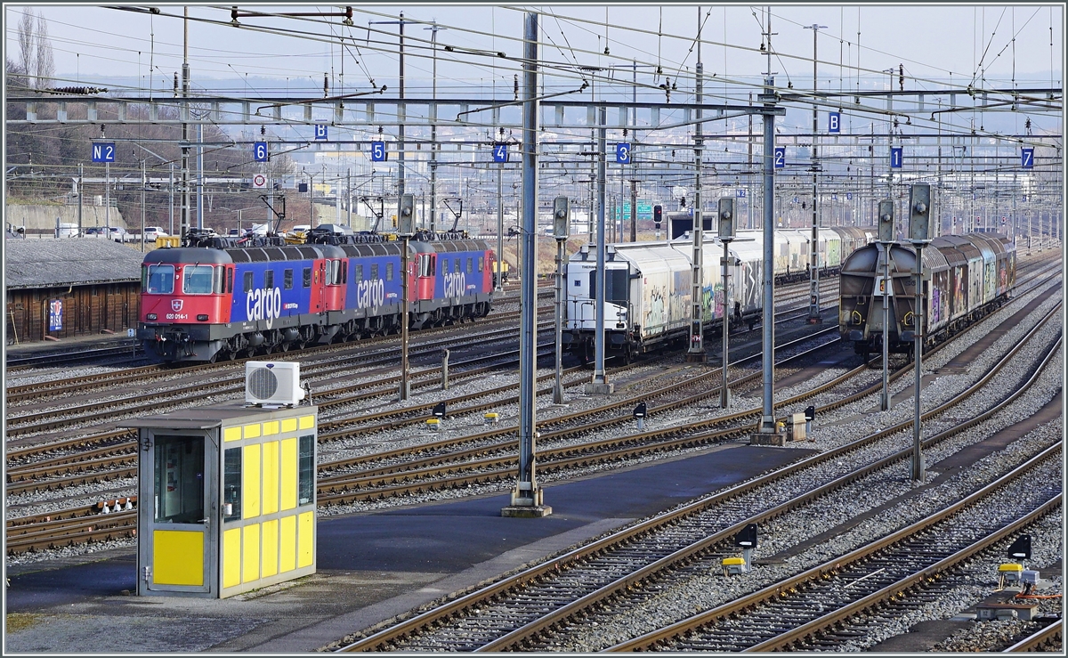 Im Rangierbahnhof warten drei SBB Re 6/6 auf ihren nächsten Einsatz: die SBB Re 6/6 11614 (Re 620 014-1)  Meilen, die SBB Re 6/6 11671 (Re 620 071-1)  Othmarsingen  und die SBB Re 6/6 11662 (Re 620 062-9)  Reuchenette-Péry . 
Das Bild entstand vom frei zugänglichen Parkplatz des Bahnhofs.
4. Februar 2022