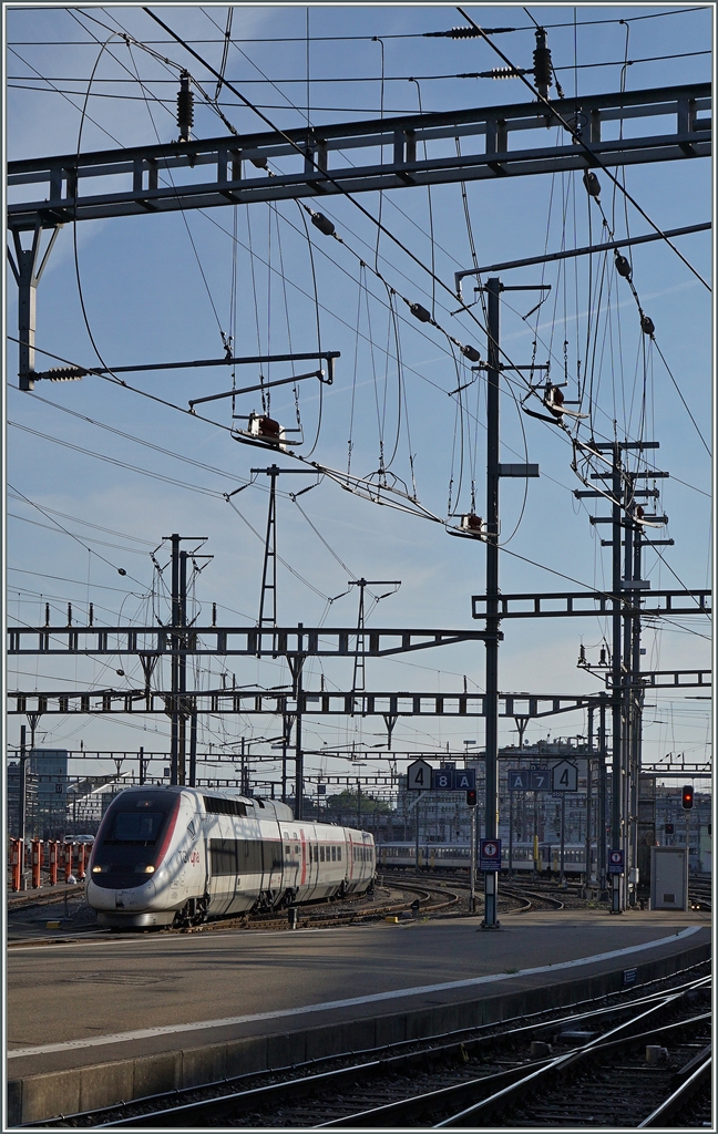 Im Raum Genève wurde mit der Umstellung des SNCF Gleichstrombetriebs auf Wechselstrom der Betrieb vereinfacht, doch bleibt in Genève weiterhin eine Systemtrennstelle zwischen SBB 15000 Volt 16 2/3 Hertz und dem nun neuen SNCF Wechselstrom 25000 Volt 50 Hertz, wie an der aufwändige Fahrleitung zu sehen ist. Im Hintergrund wird ein TGV Lyria nach Paris bereit gestellt. 
20. Juni 2016