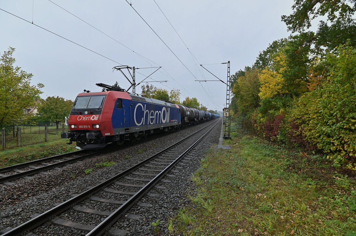 Im Regen des heutigen Vormittag kommt die SBBC 482 015-5 ChemOil mit einem Öler durch Offenau am 19.10.2021
 